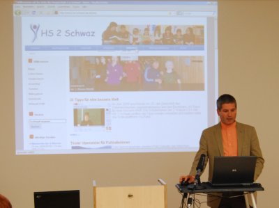 Direktor Johann Walder präsentiert die Homepage der HS 2 in Wien